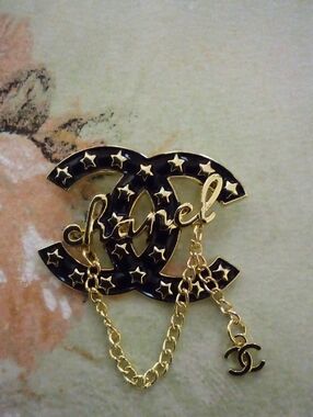 Black and Gold Star Chain Brooch